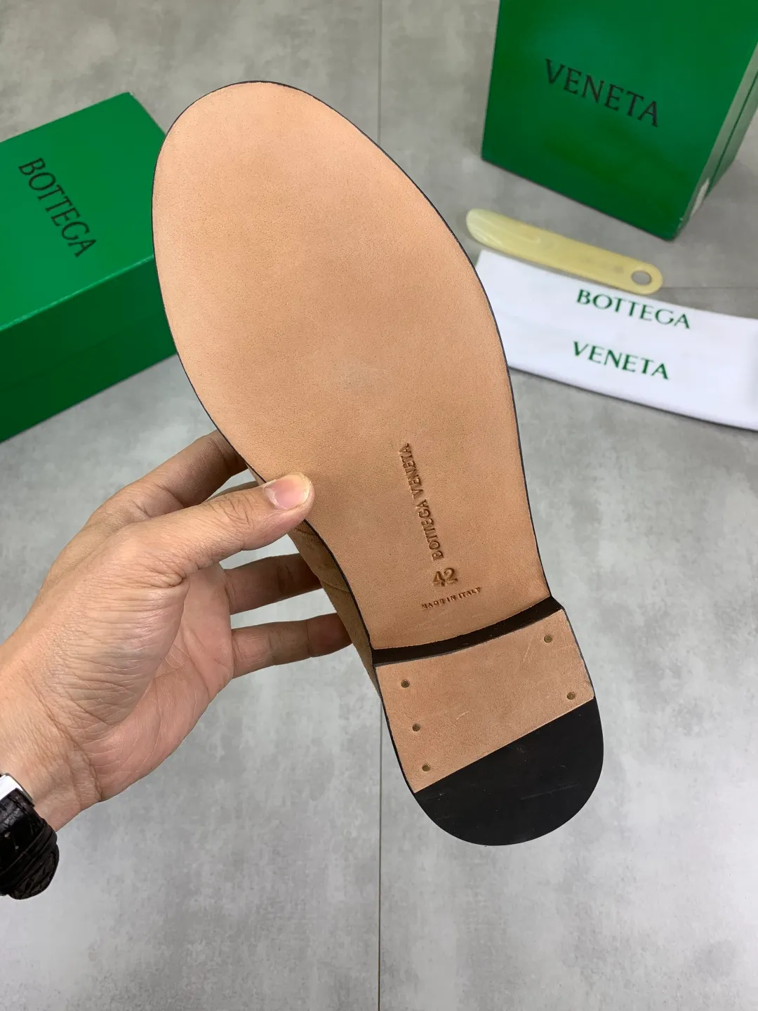 Men's shoes 💰P820 [New model] (genuine leather outsole) water-dyed cow lining 💰High-quality business couple leather shoes 💎💎💎 BOTTEGA VENETA official website synchronizes the latest top version of BV in the market, accept material comparison, shoe type comparison, process comparison, practical and textured, versatile and suitable for any occasion, the more you look at it, the more flavorful it becomes. Purely hand-knitted craftsmanship - Upper material, calfskin imported from Italy 🇮🇹 - High-quality water-dyed cowhide lining - Original private model customized leather outsole -Size: Female 35-39 (40 ordered) Male 39-44 (38 45 can be customized) Color: Multiple colors available